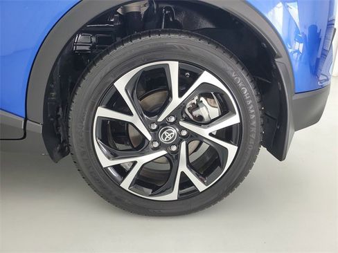 Used 2020 Toyota C-HR XLE image 11