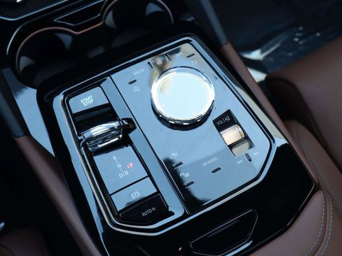 Used 2025 BMW i5 xDrive40 image 16
