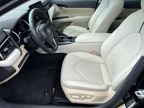 Used 2024 Toyota Camry XLE w/ Navigation Package image 9