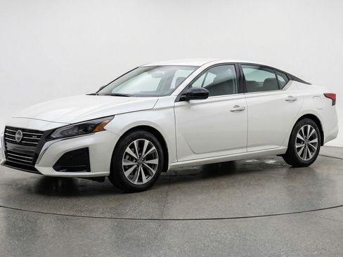 Used 2025 Nissan Altima 2.5 SV image 3