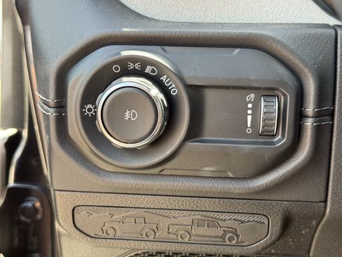 Used 2025 Jeep Wrangler Unlimited Sahara AWD/4WD image 26