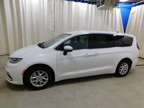 Used 2023 Chrysler Pacifica Touring-L image 2