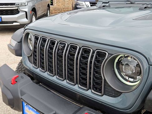 Used 2025 Jeep Gladiator Rubicon w/ Convenience Group AWD/4WD image 13