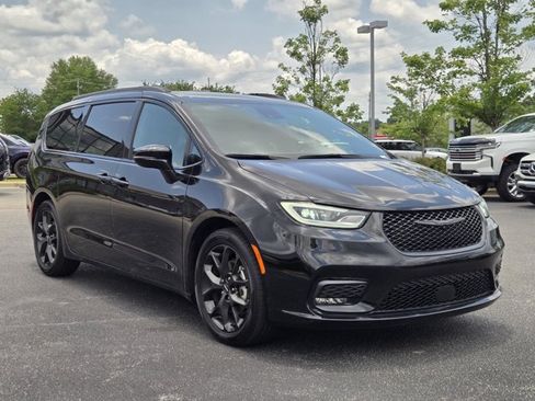 Used 2025 Chrysler Pacifica Limited FWD image 5
