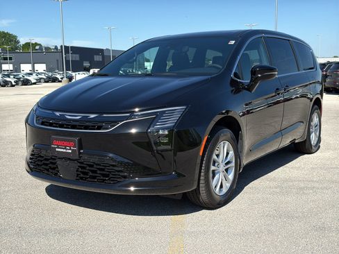 New 2027 Chrysler Pacifica Select AWD/4WD image 2