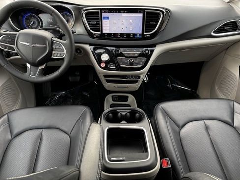 Used 2024 Chrysler Pacifica Touring-L image 42