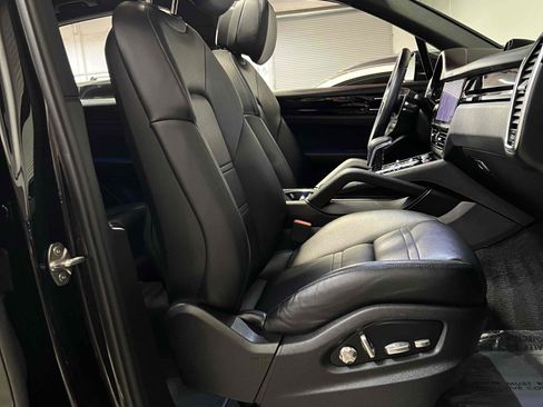 Used 2019 Porsche Cayenne w/ Premium Package AWD/4WD image 36