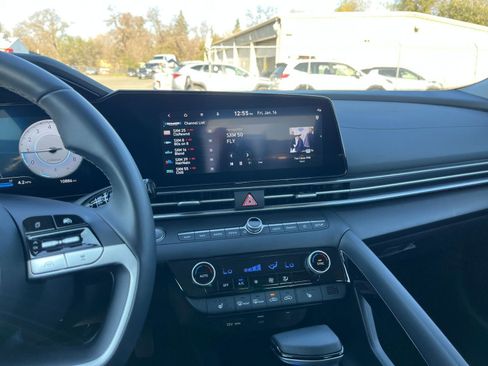 Used 2025 Hyundai Elantra SEL image 18