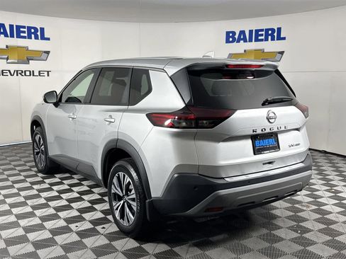 Used 2022 Nissan Rogue SV image 3