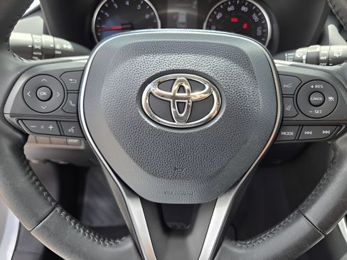Used 2019 Toyota RAV4 XLE Premium FWD image 21