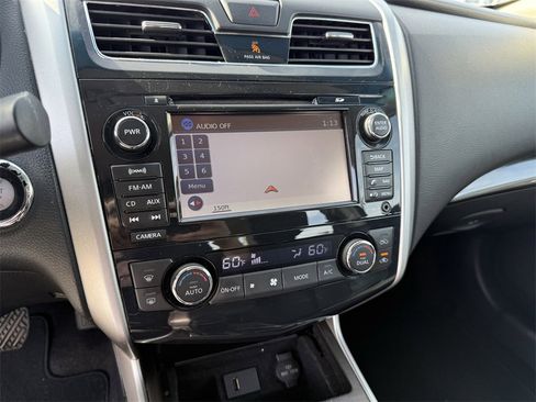 Used 2013 Nissan Altima 2.5 SL w/ Technology Pkg image 18
