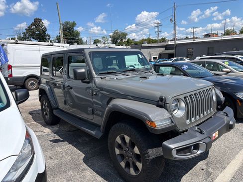 Used 2018 Jeep Wrangler Unlimited Sahara AWD/4WD image 3