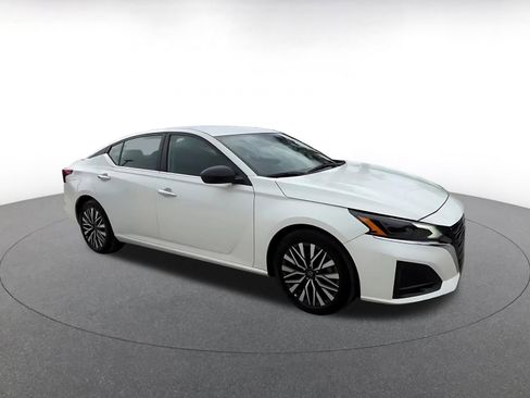 Used 2025 Nissan Altima 2.5 SV FWD image 2