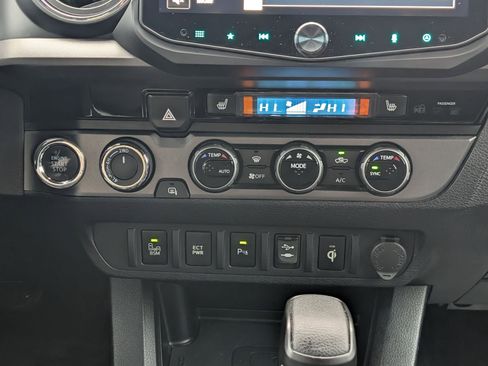 Used 2017 Toyota Tacoma TRD Off-Road w/ Premium & Technology Package AWD/4WD image 21
