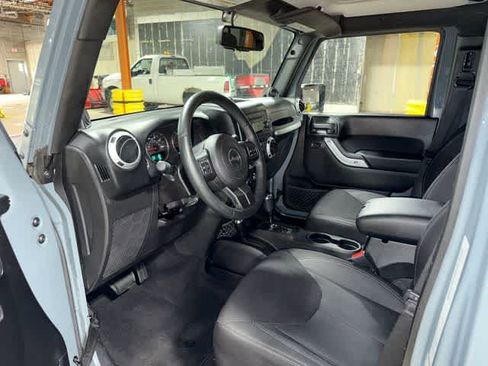 Used 2014 Jeep Wrangler Unlimited Sahara w/ Dual Top Group AWD/4WD image 26