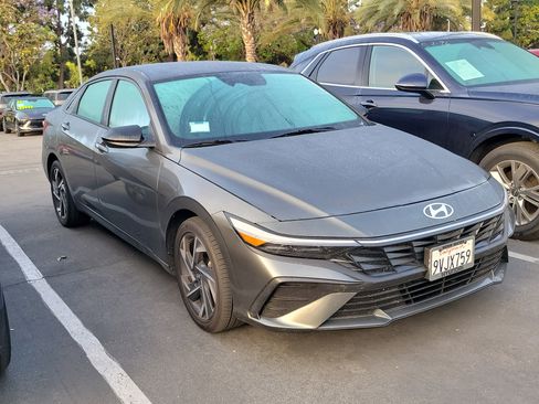 Used 2025 Hyundai Elantra SEL FWD image 3