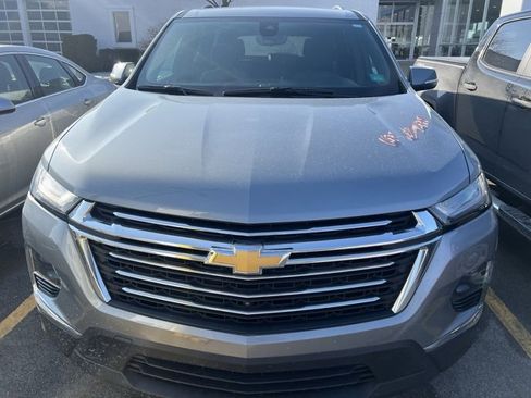 Used 2023 Chevrolet Traverse LT image 2