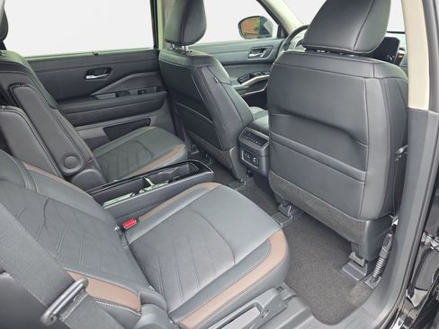 Certified 2025 Nissan Pathfinder Platinum FWD image 11