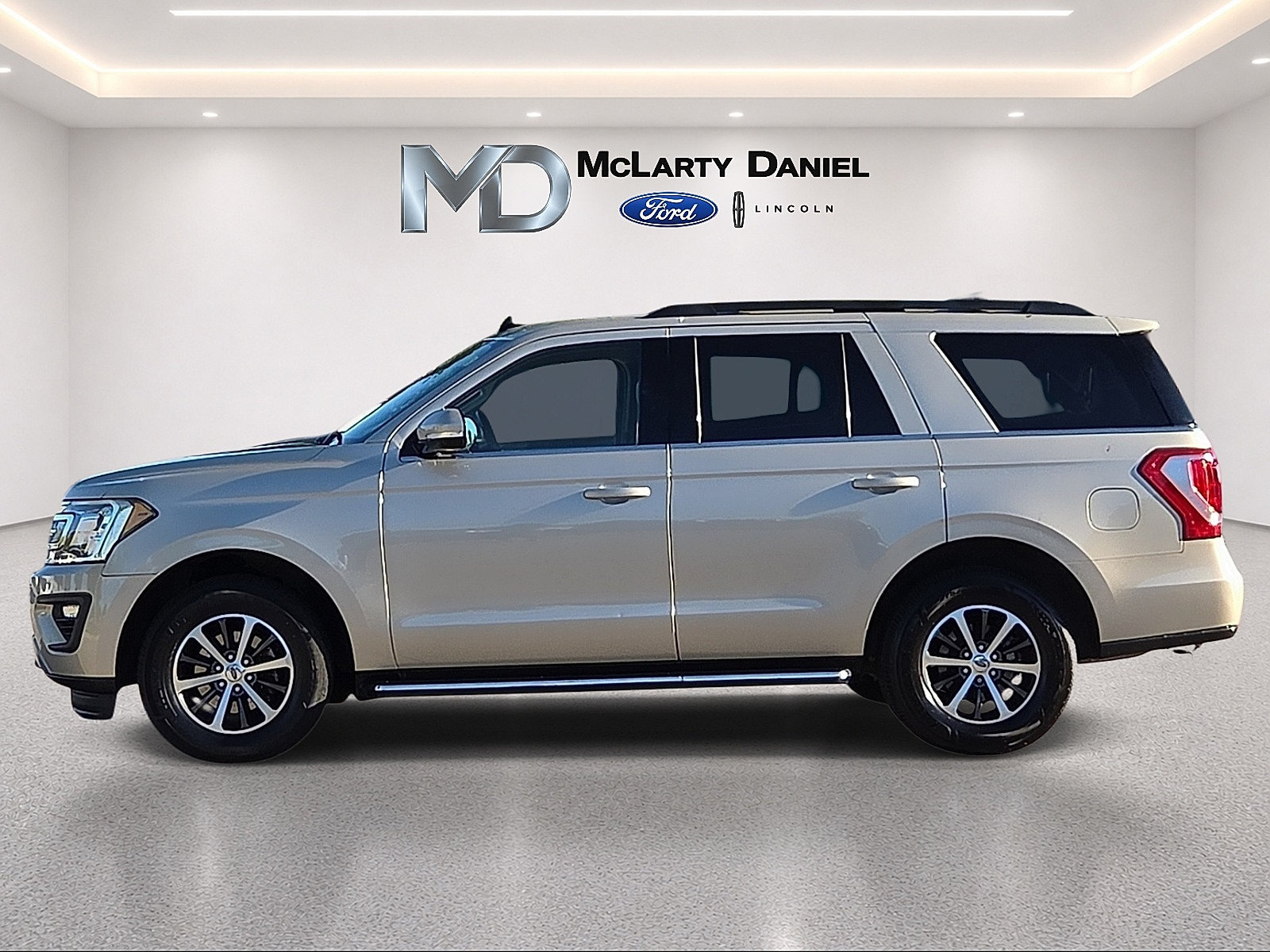 Used 2018 Ford Expedition XLT w/ Equipment Group 202A RWD image 3