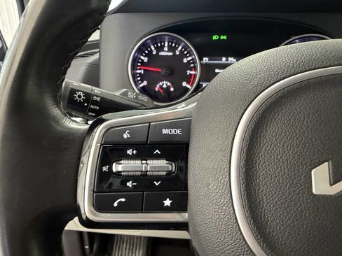 Used 2023 Kia Carnival LX FWD image 18