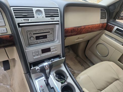 Used 2005 Lincoln Navigator Luxury image 14