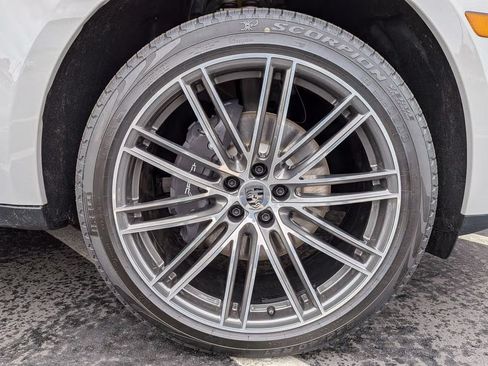 Certified 2026 Porsche Macan AWD/4WD image 12