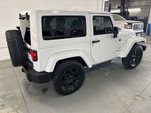 Used 2017 Jeep Wrangler Sahara w/ Dual Top Group AWD/4WD image 10