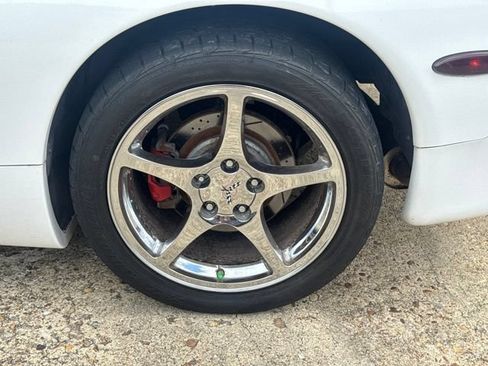 Used 2004 Chevrolet Corvette Coupe w/ Roof Package RWD image 21