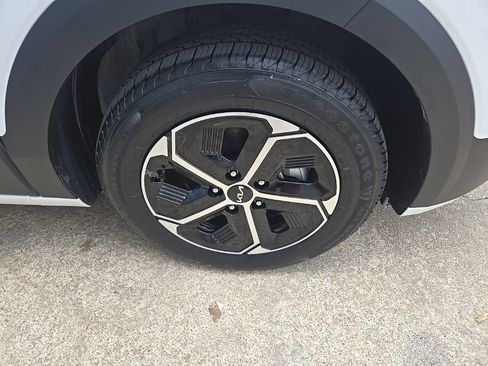 Used 2024 Kia Niro EX FWD image 24