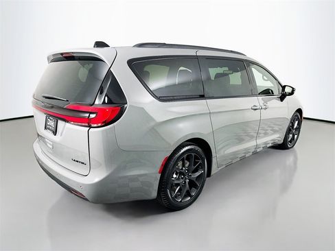 Used 2025 Chrysler Pacifica Limited image 13