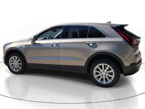 Used 2023 Cadillac XT4 Luxury w/ Cold Weather Package FWD image 7