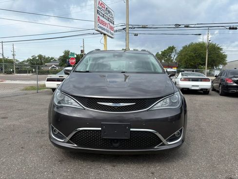 Used 2018 Chrysler Pacifica Limited w/ Advanced Safetytec Group FWD image 2