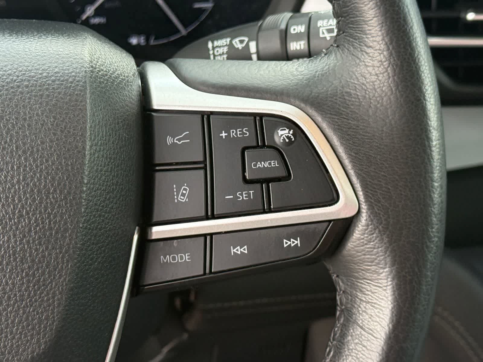 Used 2025 Toyota Sienna XLE FWD image 18