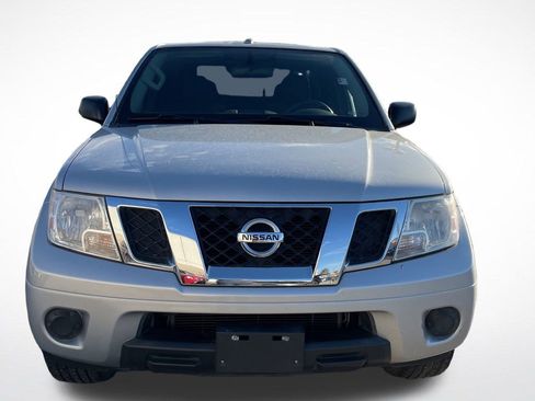 Used 2017 Nissan Frontier SV image 2