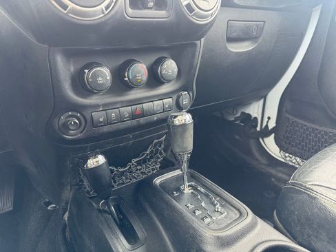 Used 2015 Jeep Wrangler Unlimited Sahara w/ Connectivity Group AWD/4WD image 11