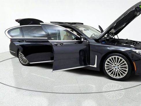 Used 2021 BMW 750i xDrive w/ Executive Package AWD/4WD image 11