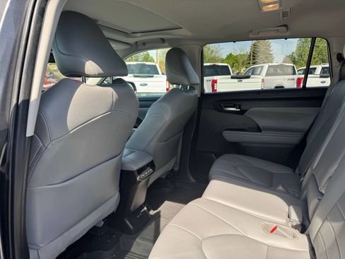 Used 2021 Toyota Highlander XLE AWD/4WD image 12