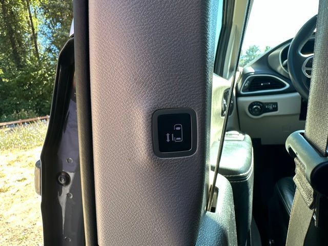 Used 2022 Chrysler Pacifica Touring-L FWD image 15