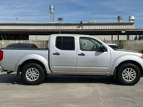 Used 2017 Nissan Frontier SV image 9