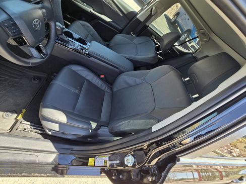Used 2025 Toyota Camry XLE FWD image 11