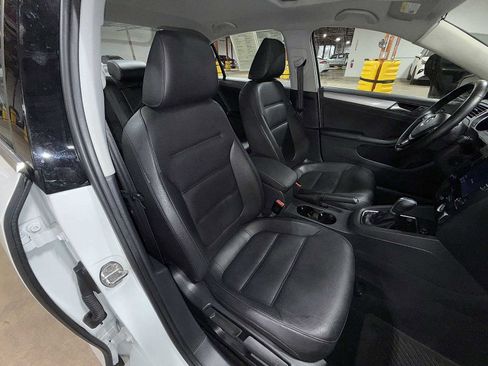 Used 2017 Volkswagen Jetta SE image 16
