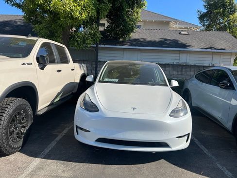Used 2023 Tesla Model Y Performance AWD/4WD image 17