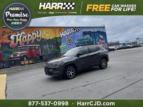 Used 2024 Jeep Compass Latitude AWD/4WD image 1