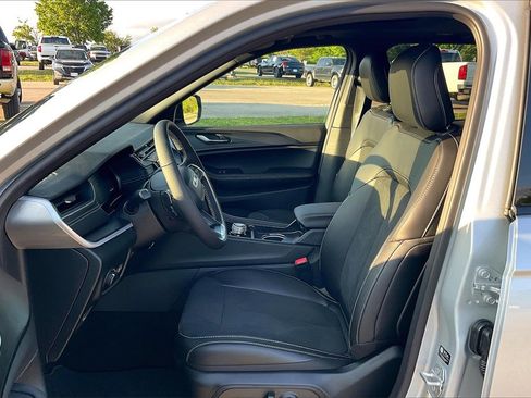 New 2025 Jeep Grand Cherokee Altitude image 9