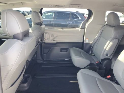 Used 2023 Toyota Sienna XLE FWD image 12