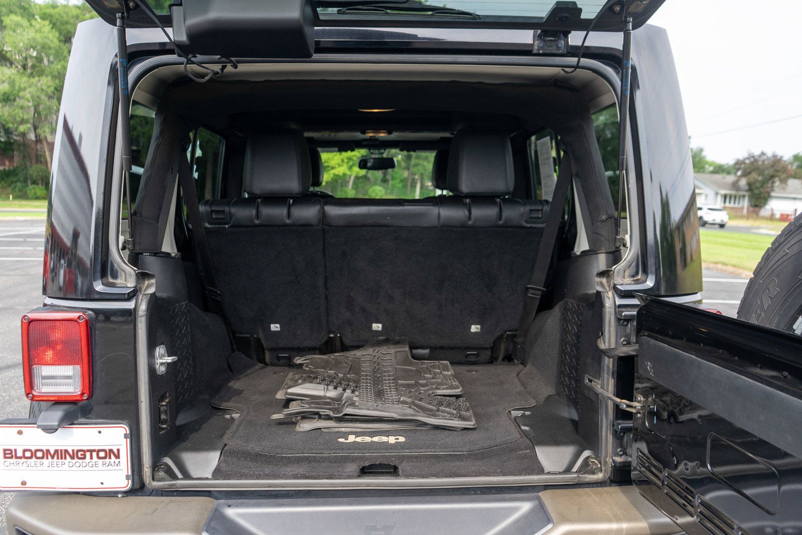 Used 2017 Jeep Wrangler Unlimited Sahara AWD/4WD image 9