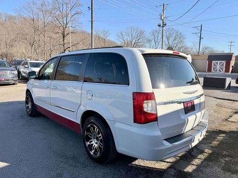 Used 2016 Chrysler Town & Country Touring FWD image 5