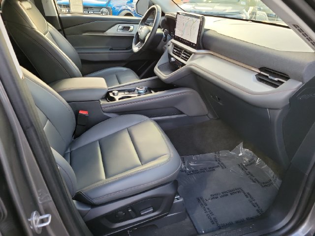 Used 2025 Ford Explorer Active w/ Active Comfort Package RWD image 16