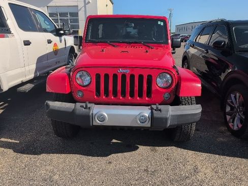 Used 2015 Jeep Wrangler Unlimited Sahara w/ Connectivity Group AWD/4WD image 2