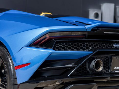 Used 2020 Lamborghini Huracan EVO image 12